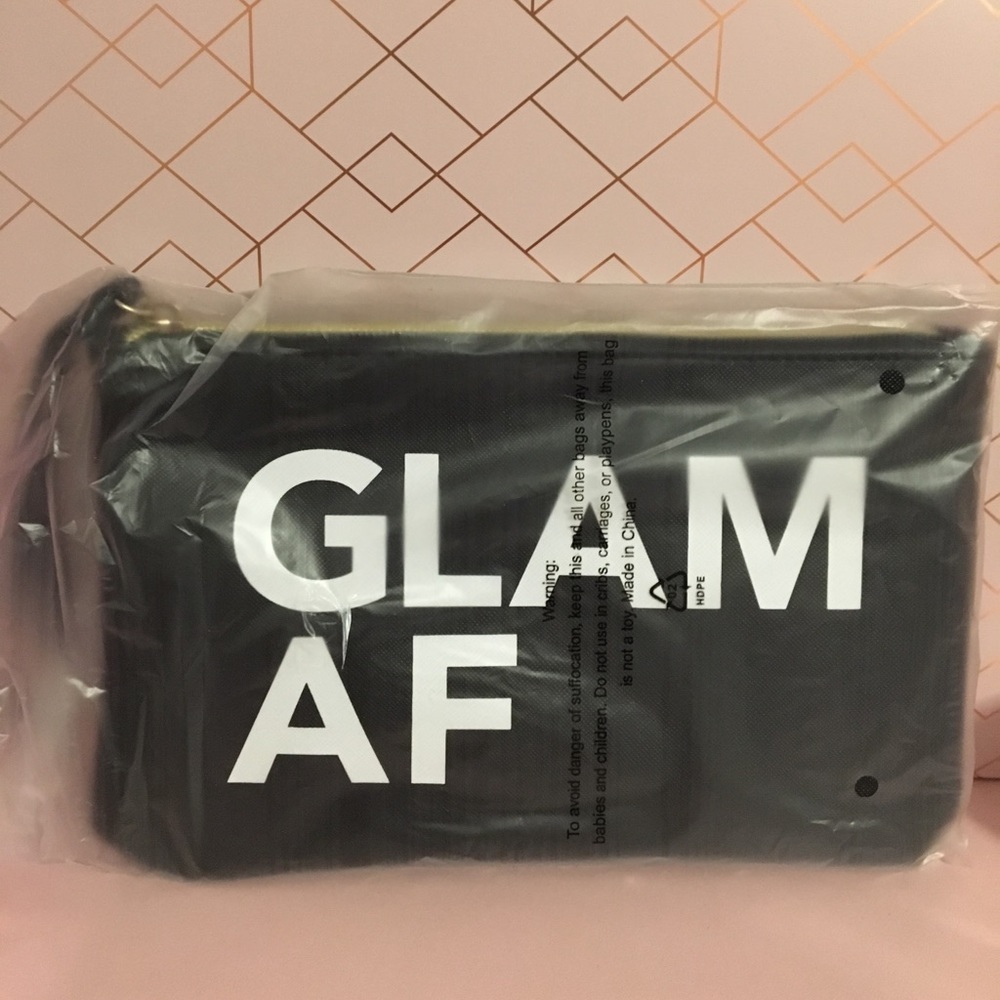 Wristlet bag w/ phone charger